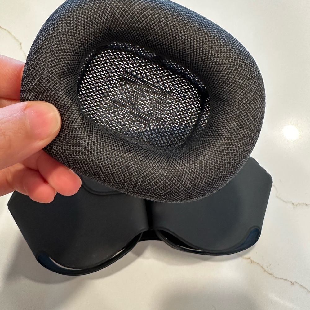 Apple Black AirPods Max Headset ‘R’ Ear Cushion ONLY